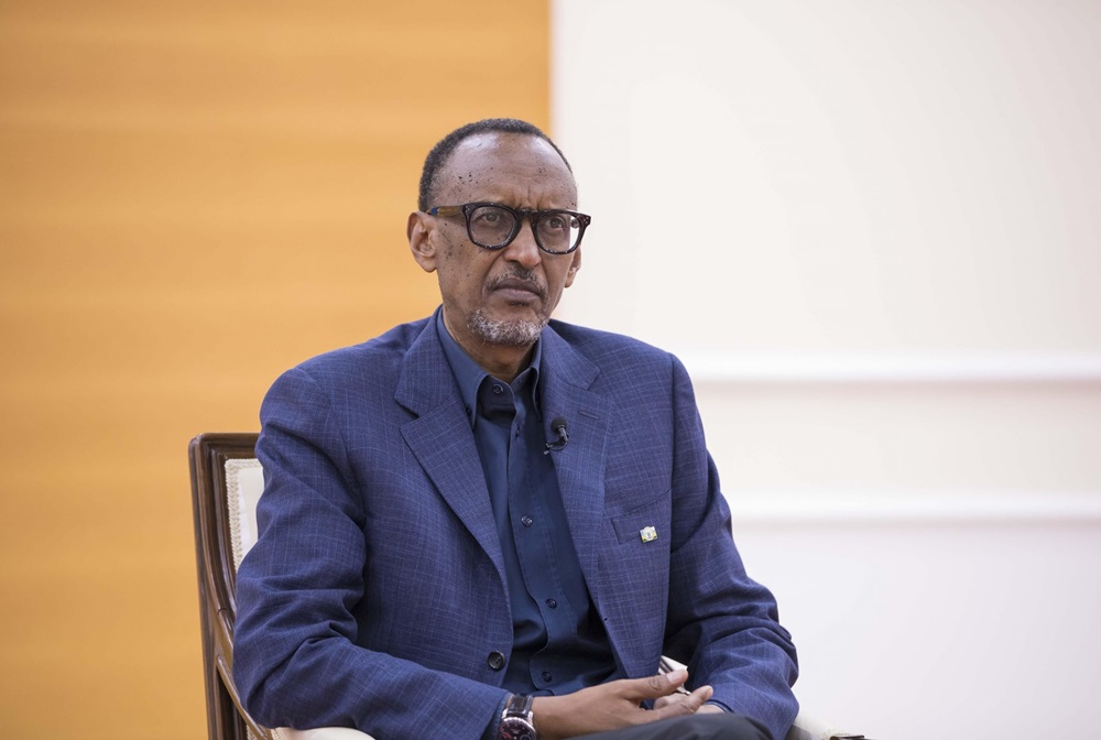 Perezida Kagame yakuyeho amahooro kuri serivisi n'ibyemezo 12 