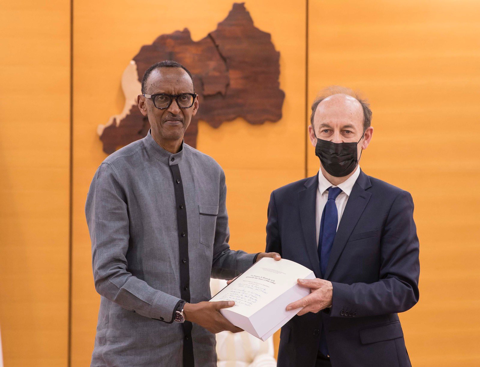 Prof Vincent Duclert yashyikirije Perezida Kagame ya raporo yamwitiriwe
