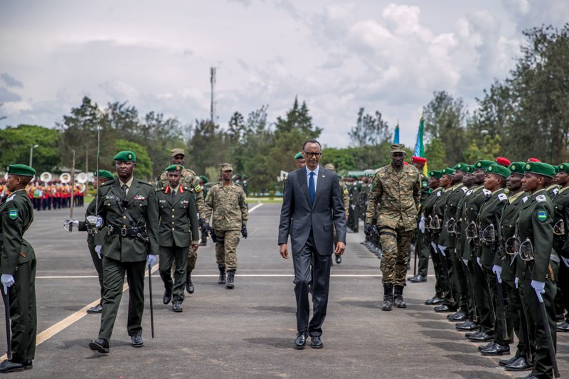  Le président Kagame met en service 320 officiers subalternes