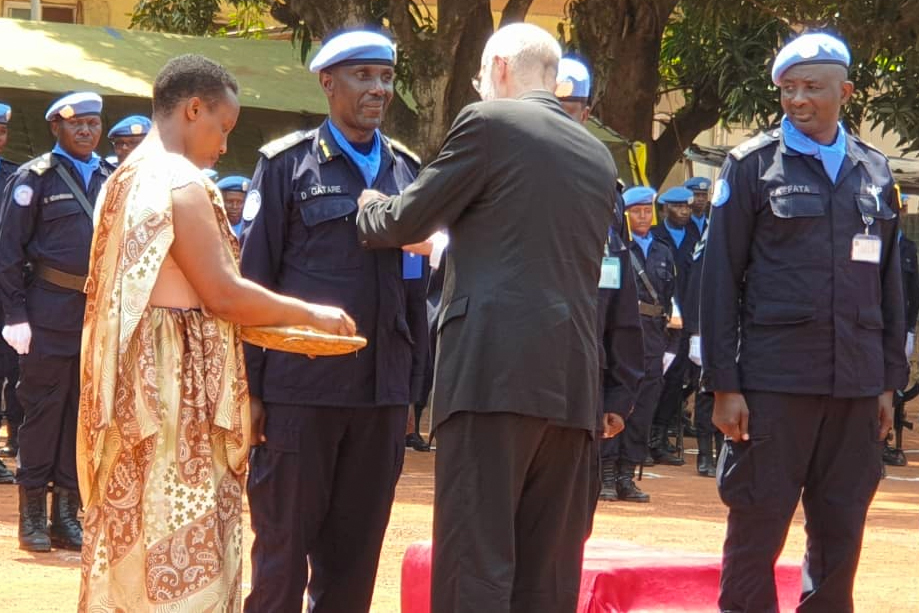  Central Africa: Abapolisi b'u Rwanda bambitswe imidari y'ishimwe