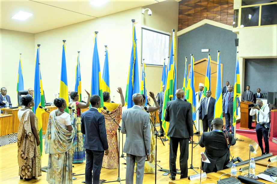 Perezida Kagame arakira indahiro z'Abasenateri bashya