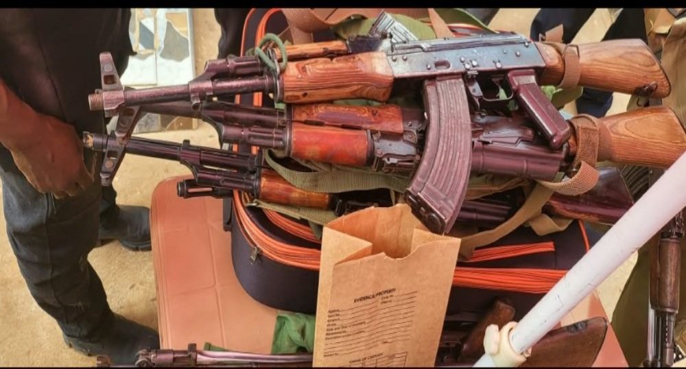 Gen. Muhoozi yerekanye izindi mbunda avuga ko zari iza Lt. Gen. Elwelu aheruka kwambura amapeti