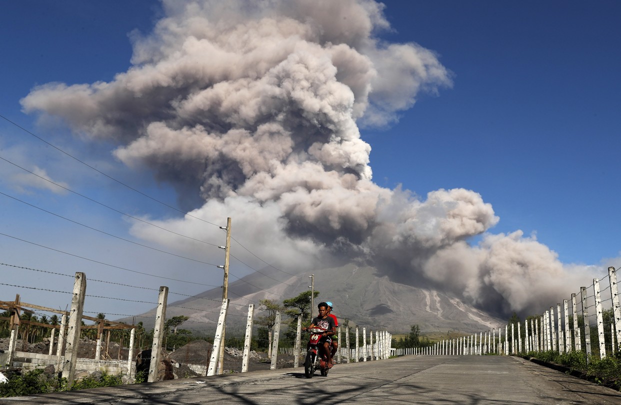 Ikirunga cya Mayon cyarutse gisohora ivu rigera muri metero 3,000