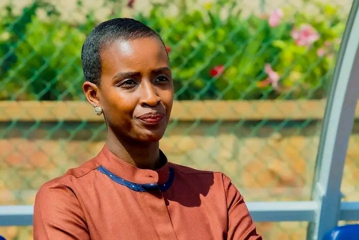 Ubwato butwara abimukira bwarohamye buhitana 12