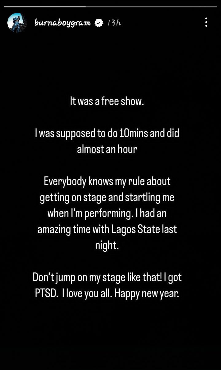 Burna Boy yashotaguye umufana wamusanze ku rubyiniro (Videwo) 3 GgRKaN XEAAn64D