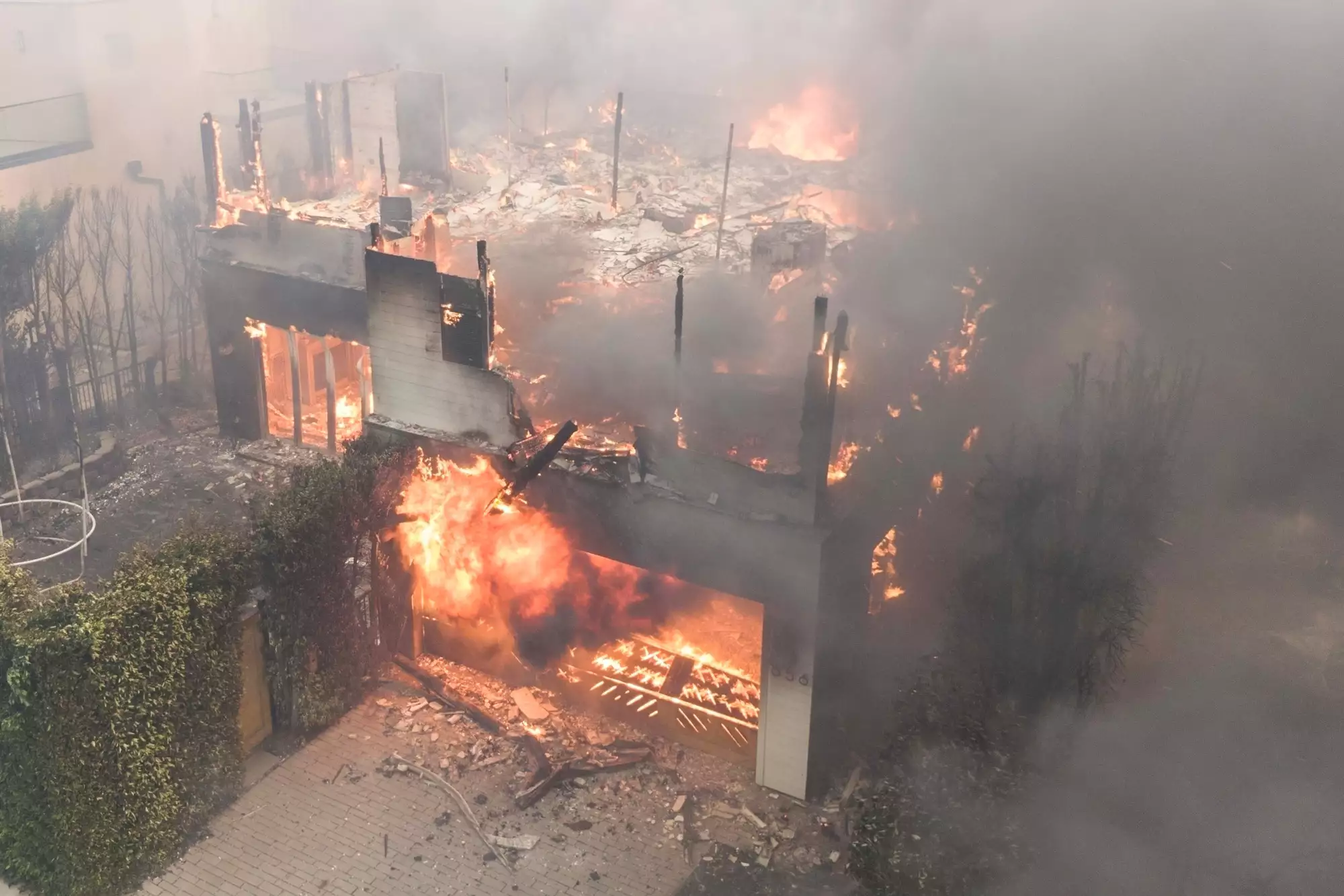 Leighton Meester and Adam Brody Pacific Palisades wildfire 010825 b79180ef5ecd404ab13e5cdb6bc99a32