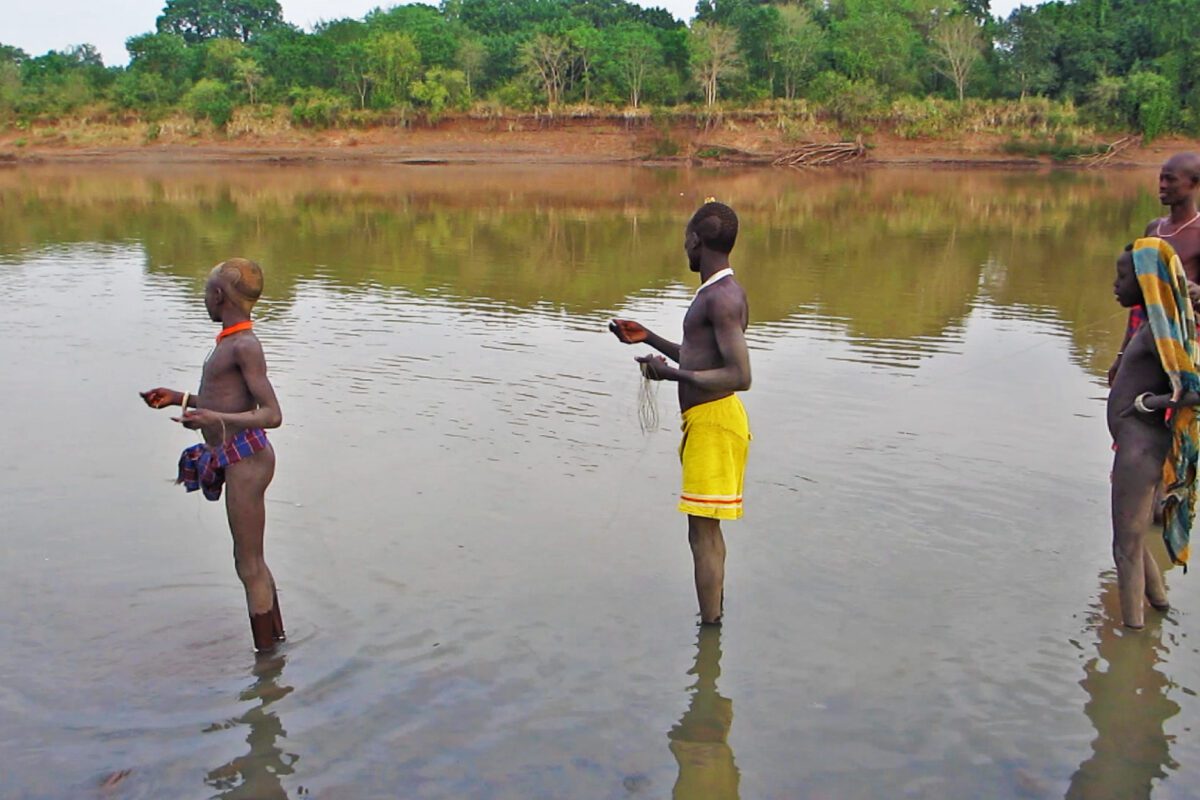 Kwegu fishing in the Omo River January 2012 1200x800 1