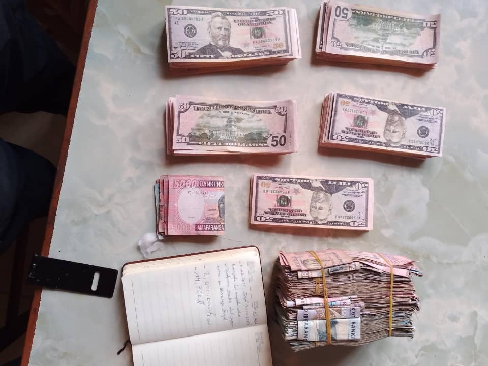 amafaranga abo abagabo bane bafatanywe ni amadolari a290b