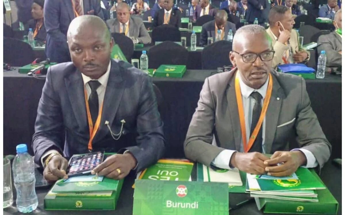 A droite Jeremie Manirakiza sassoie avec le general de brigade de police Alexandre Muyenge president de la FFB