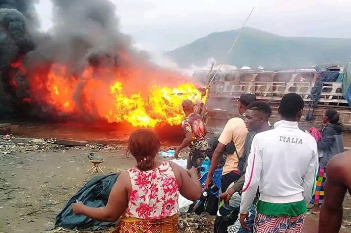 baleiniere maluku incendie 22 02145 jpg 711 473 1 jpeg 711 473 1