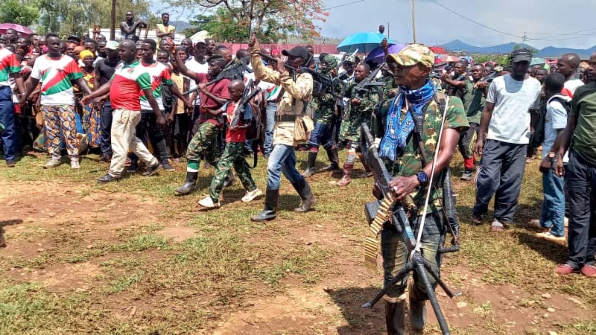 Des anciens combattants du CNDD FDD et des Imbonerakure dans une parade militaire a Cibitoke © SOS Medias Burundi