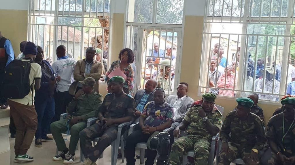Des representants de larmee burundaise et congolaise dans une salle de reunion avec le ministre congolais de la Defense Guy Kabombo le 7 avril 2025