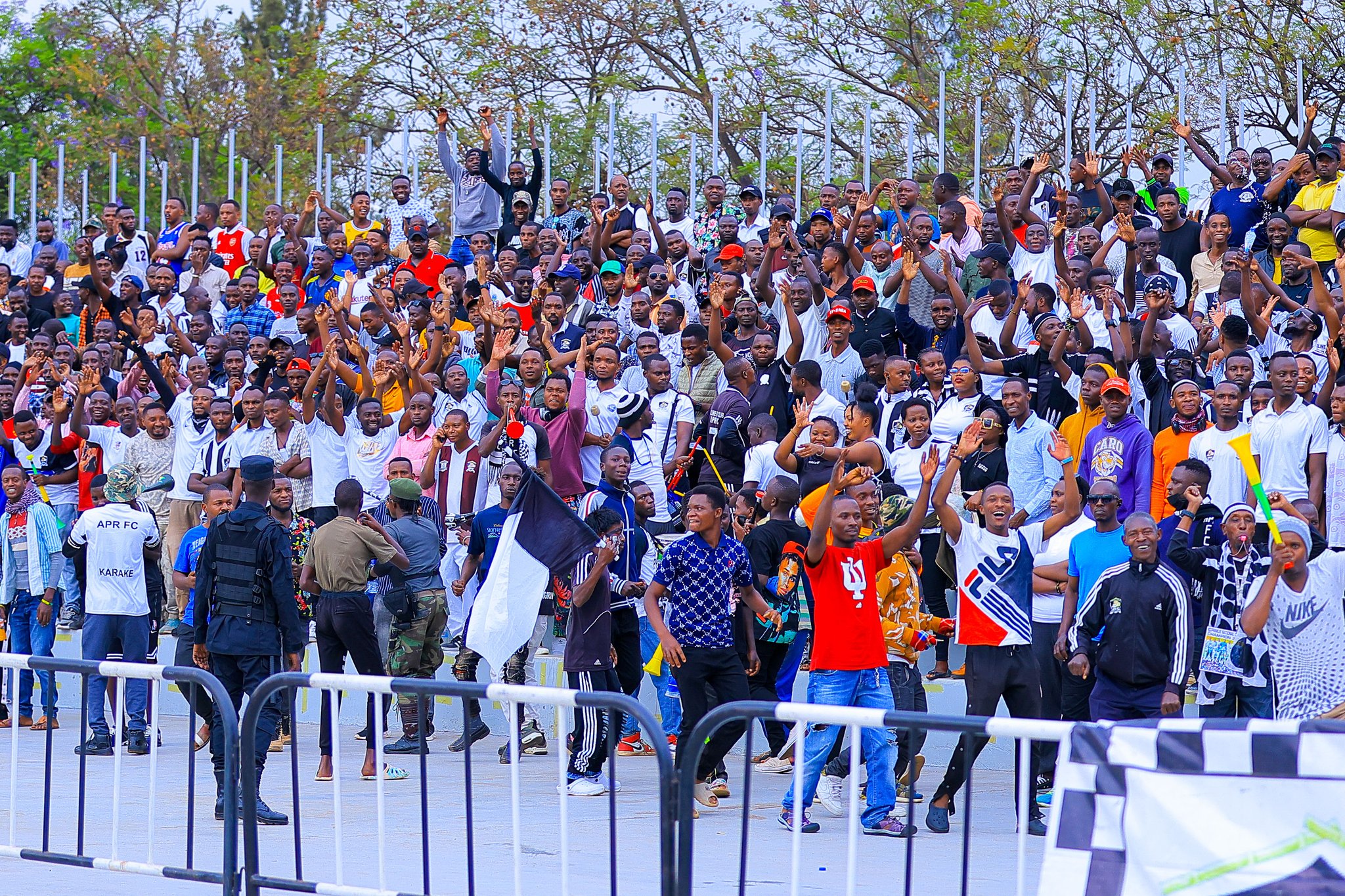 F2jCl6PWQBcWMmI.jpg large