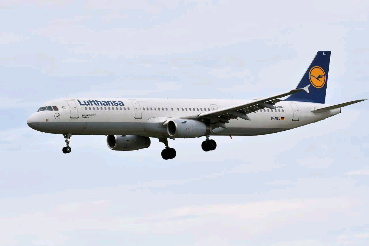 a321 d aisl lufthansa landing 995298624