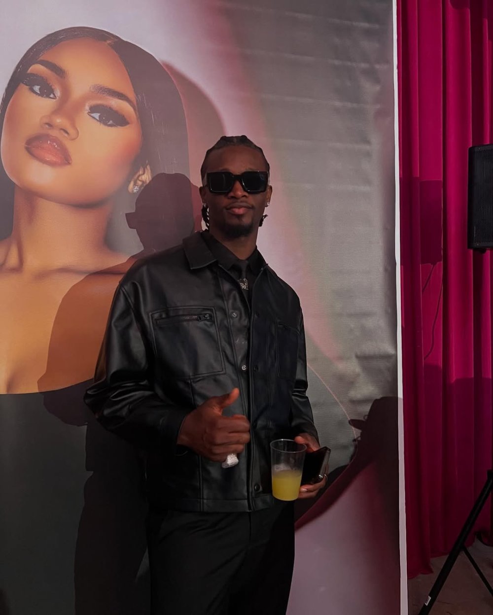 abitabiriye ibi birori bafatiraga amafoto ahari hamanitse ifoto ya chioma 47789