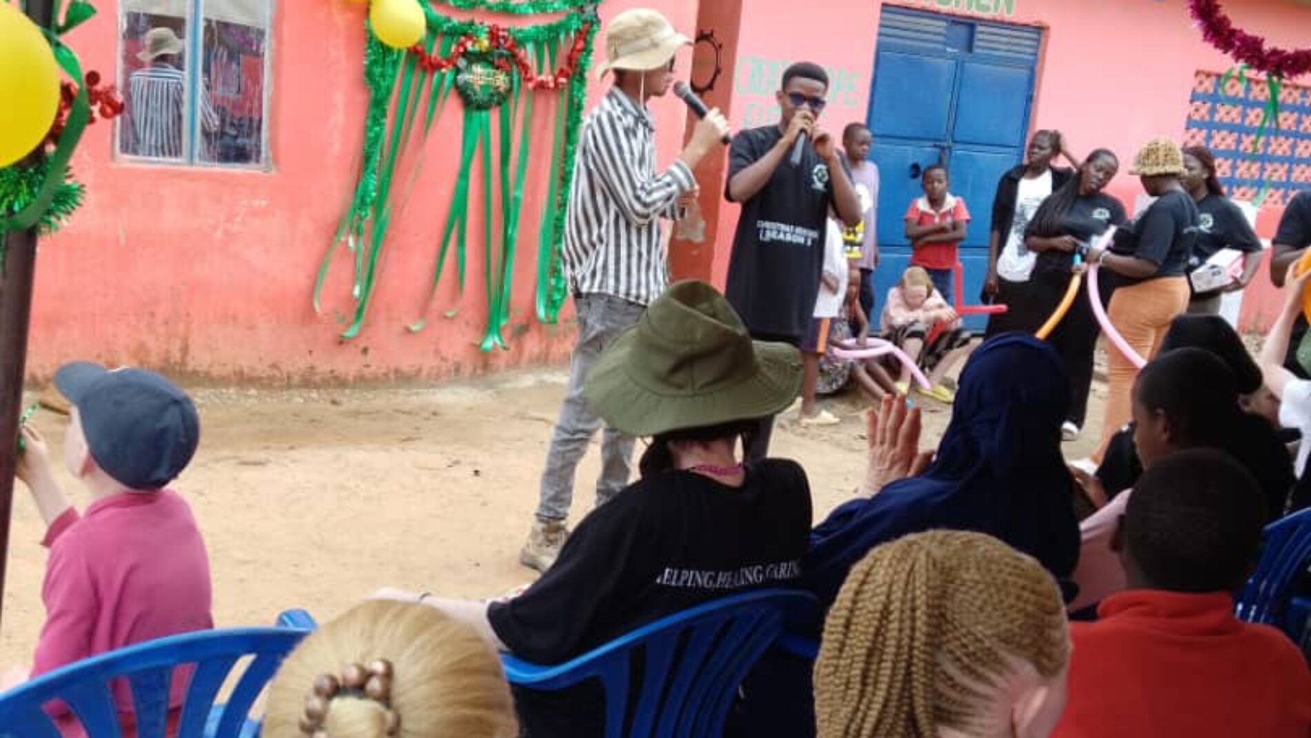 Des refugies composes par des enfants albinos pour la plupart dans une fete organisee par lONG Hope Training Center a Nakivale le 23 decembre 2024
