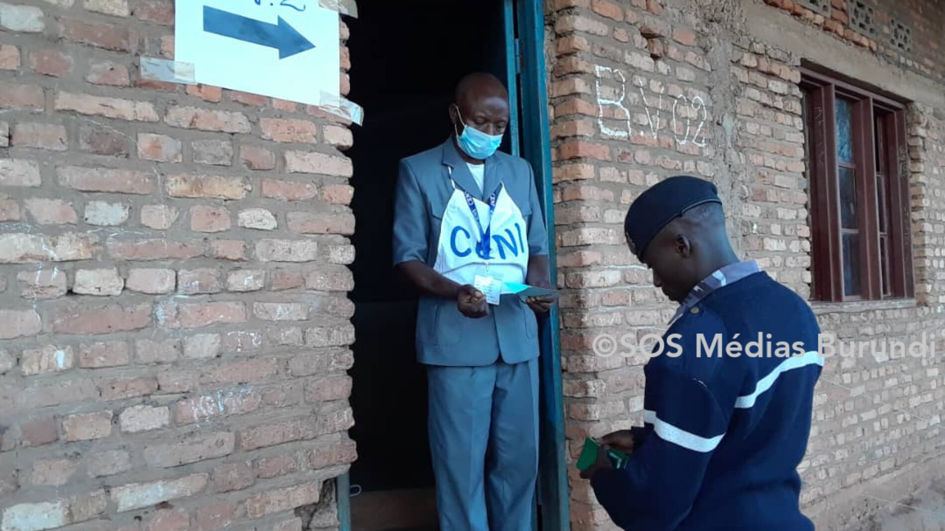 Un membre des forces de lordre sapprete a voter sur une colline reculee du Burundi lors des elections de mai 2020