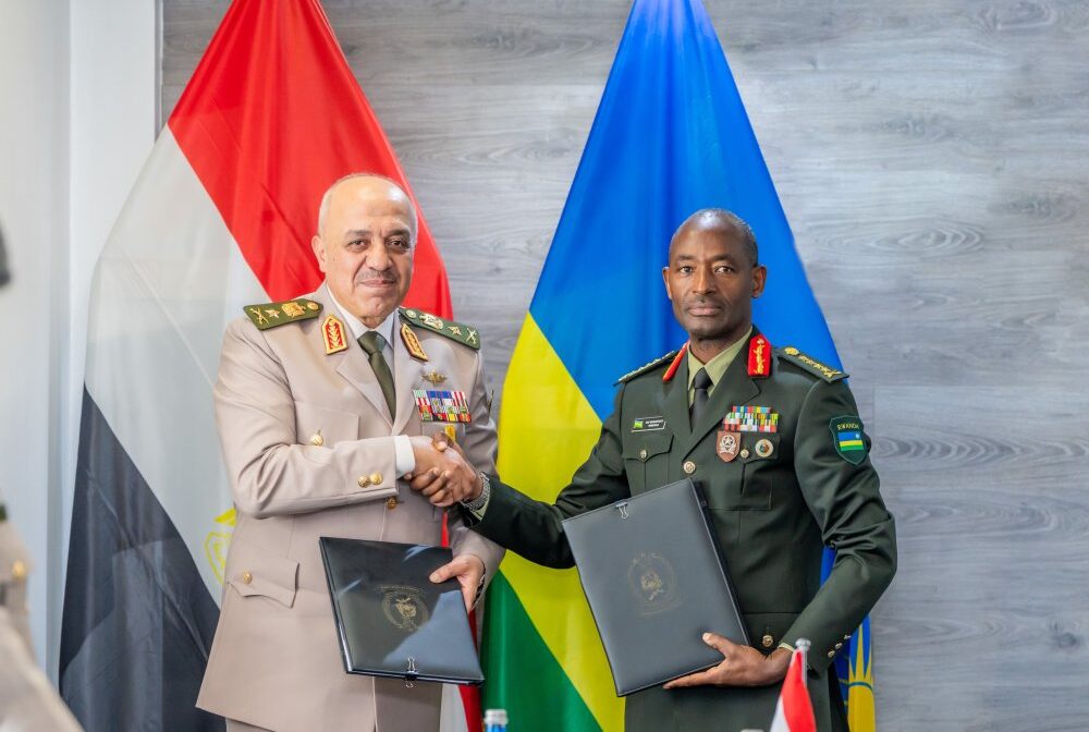 umugaba mukuru w ingabo za misiri lieutenant general ahmed fathi ibrahim khalifa n umugaba mukuru w ingabo z u rwanda general mubaraka muganga 38e51 e1748808468404