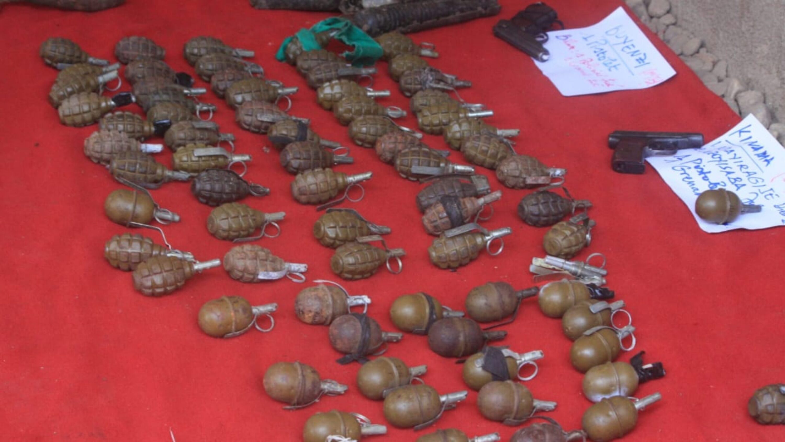 Des grenades exposees par la police burundaise a Bujumbura 3800x2138 c