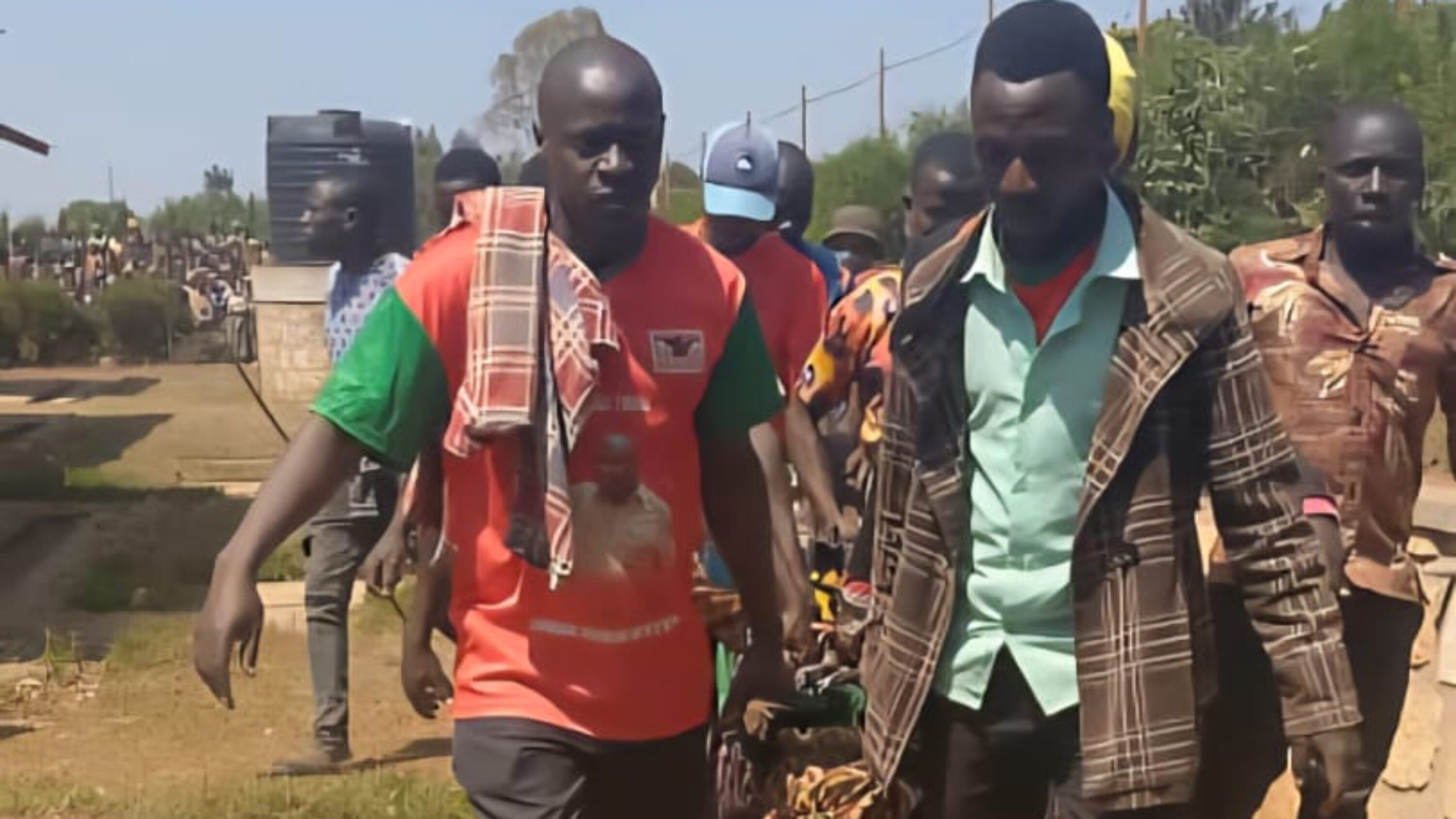 Des hommes portent sur des civieres les corps des deux femmes sous les yeux dune population sous le choc 3800x2138 c