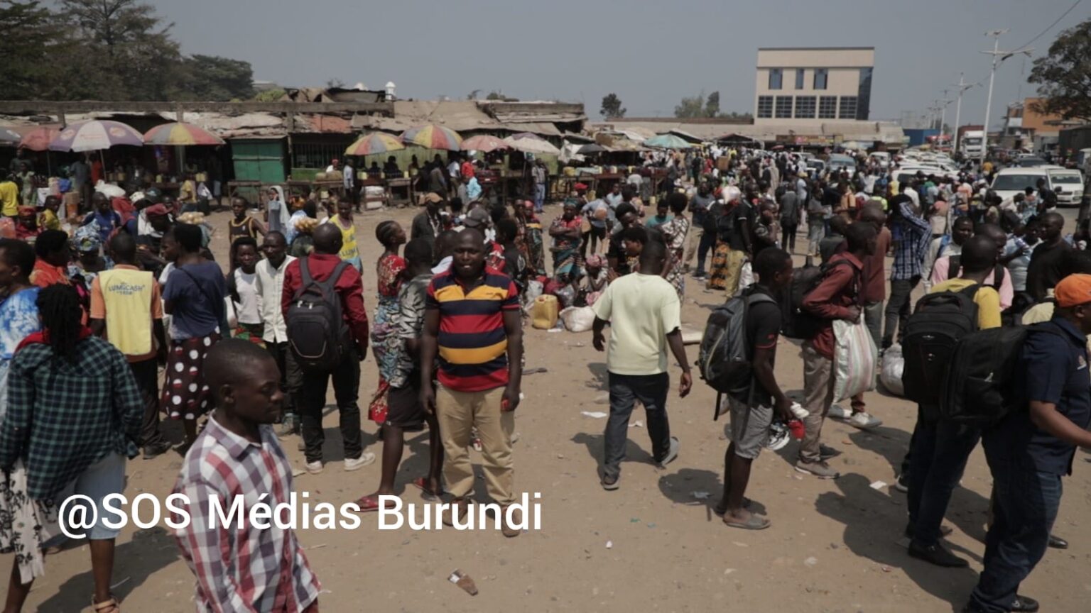 Des passagers bloques au parking Cotebu le lundi 28 juillet 2025 1536x864 1