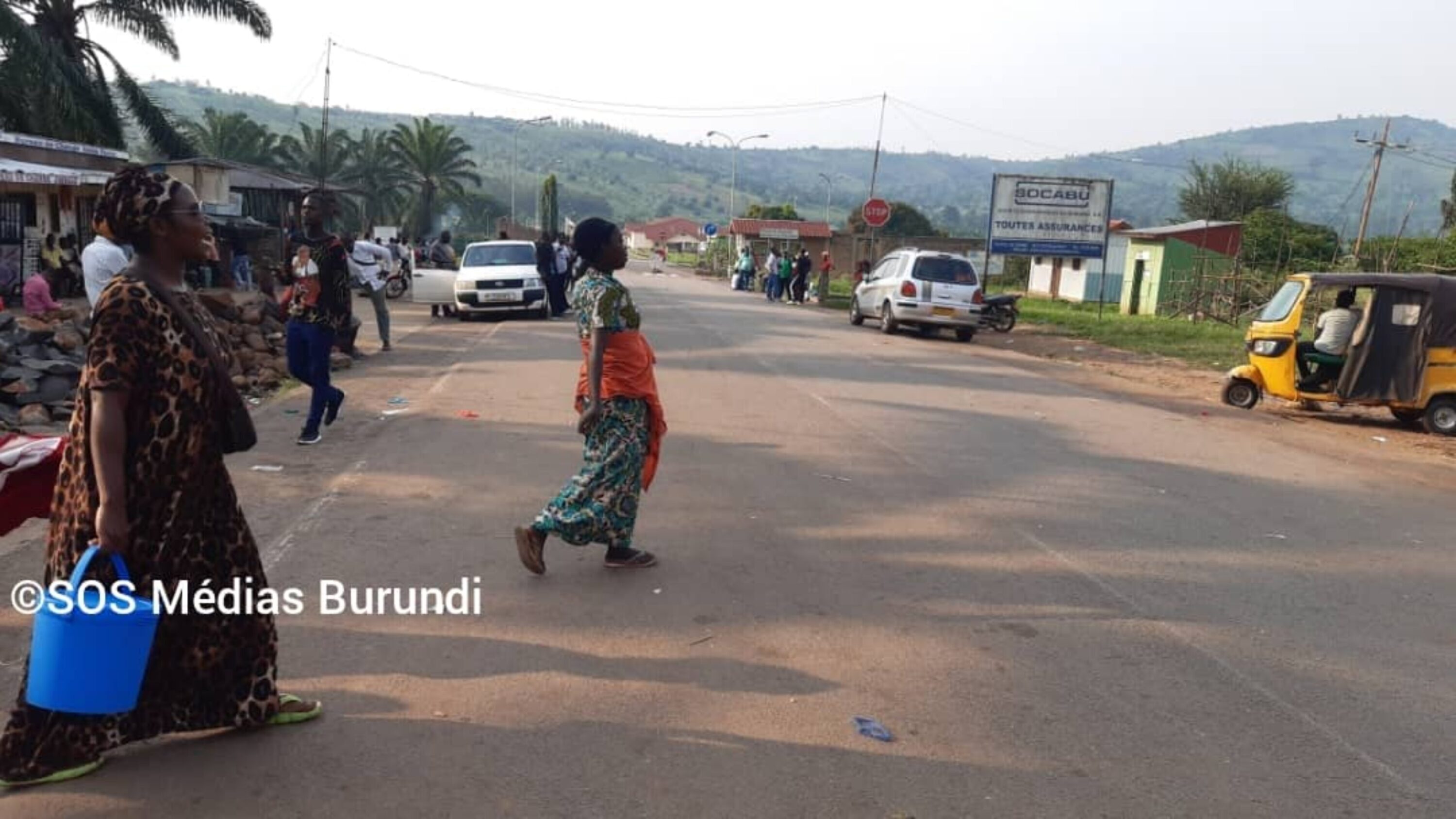Border Closure with Rwanda Deepens Poverty and Hunger in Northern Burundi 13 Des vendeuses ambulantes a la frontiere de Ruhwa entre le Burundi et le Rwanda le 11 janvier 2024 3800x2138 c