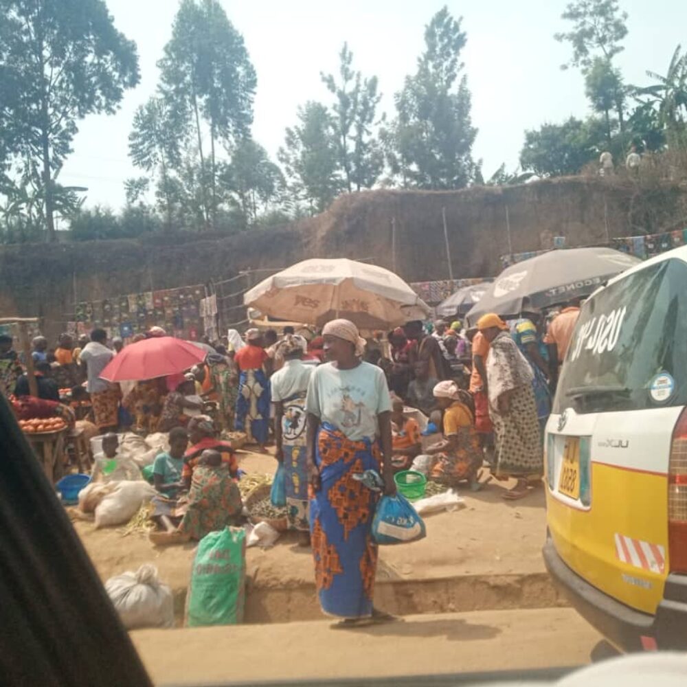 Burundi Court Hands Life Sentences Over Brutal Nyabiraba Killings 25 Une femme se tient devant un marche local a Nyabiraba non loin de la localite de Gasarara ou six personnes ont ete assassinees sur simple soupcon de sorcellerie