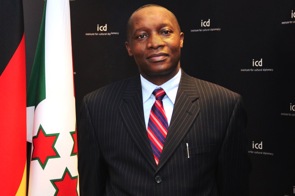 8559044005 cf7c13658f b