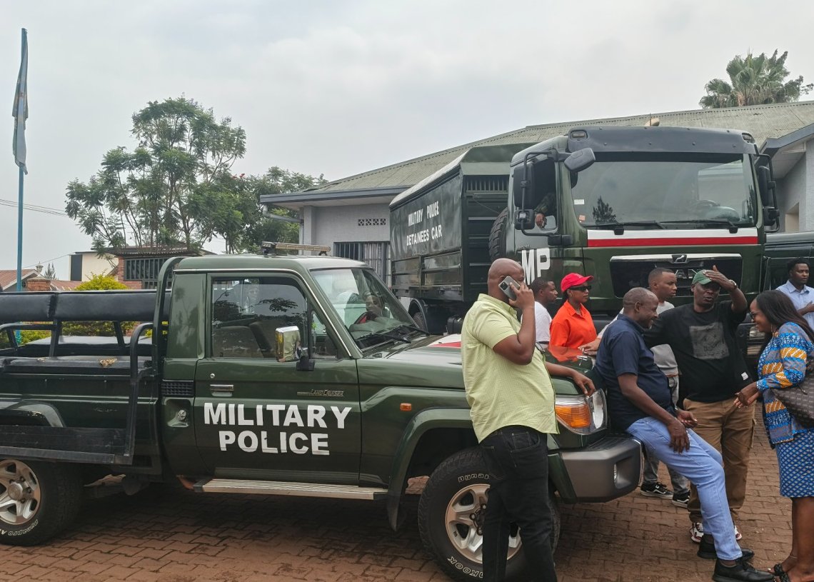 Ibyavugiwe mu rubanza ruregwamo abanyamakuru n'abasirikare 70 GyOtApLWAAA eUF