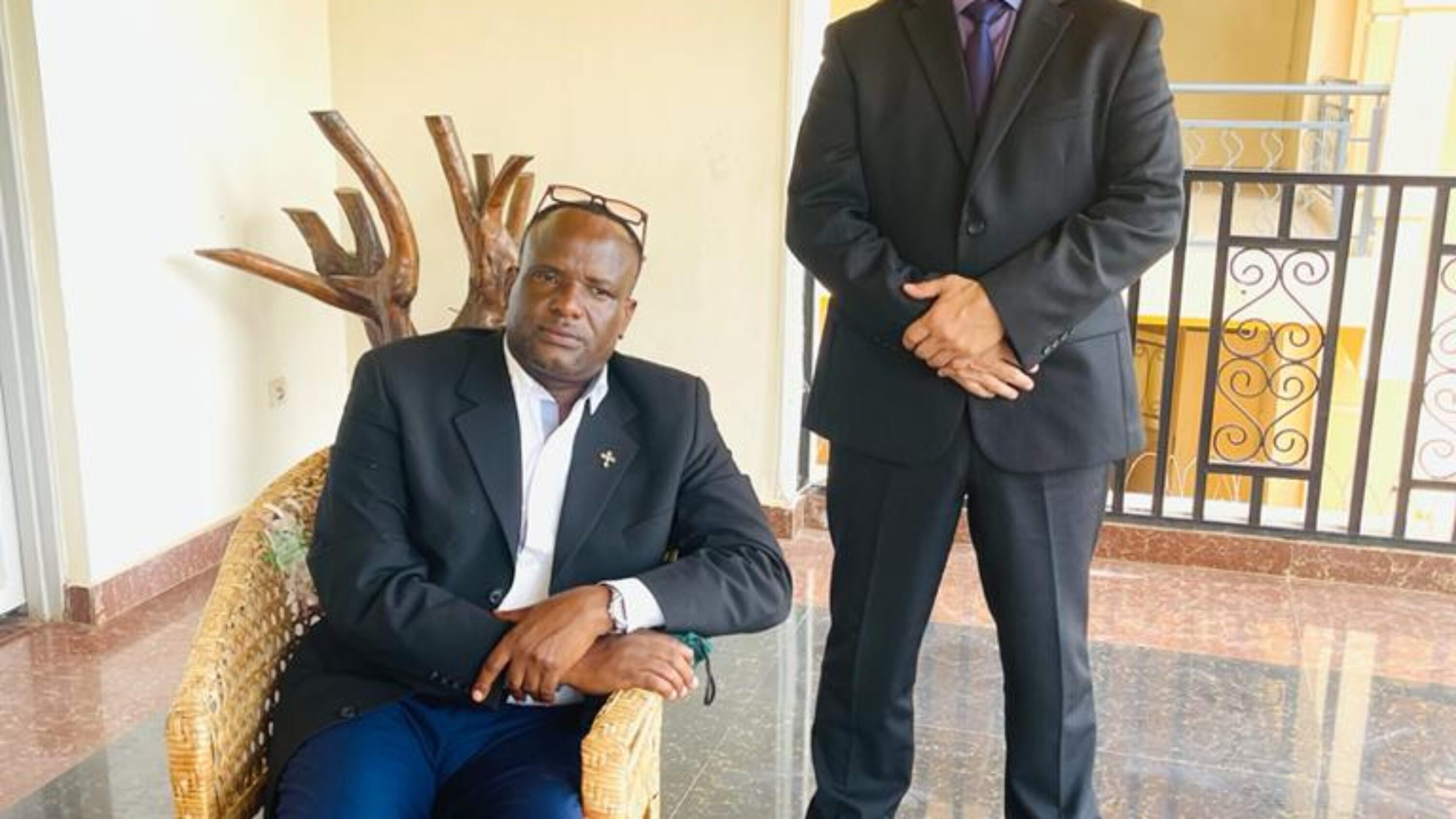 Jean Bosco Ndayikengurukiye lancien chef rebelle hutu detenu pour trafic presume de carburant photographie avec un garde du corps apres son retour au Burundi en 2021 3800x2138 c