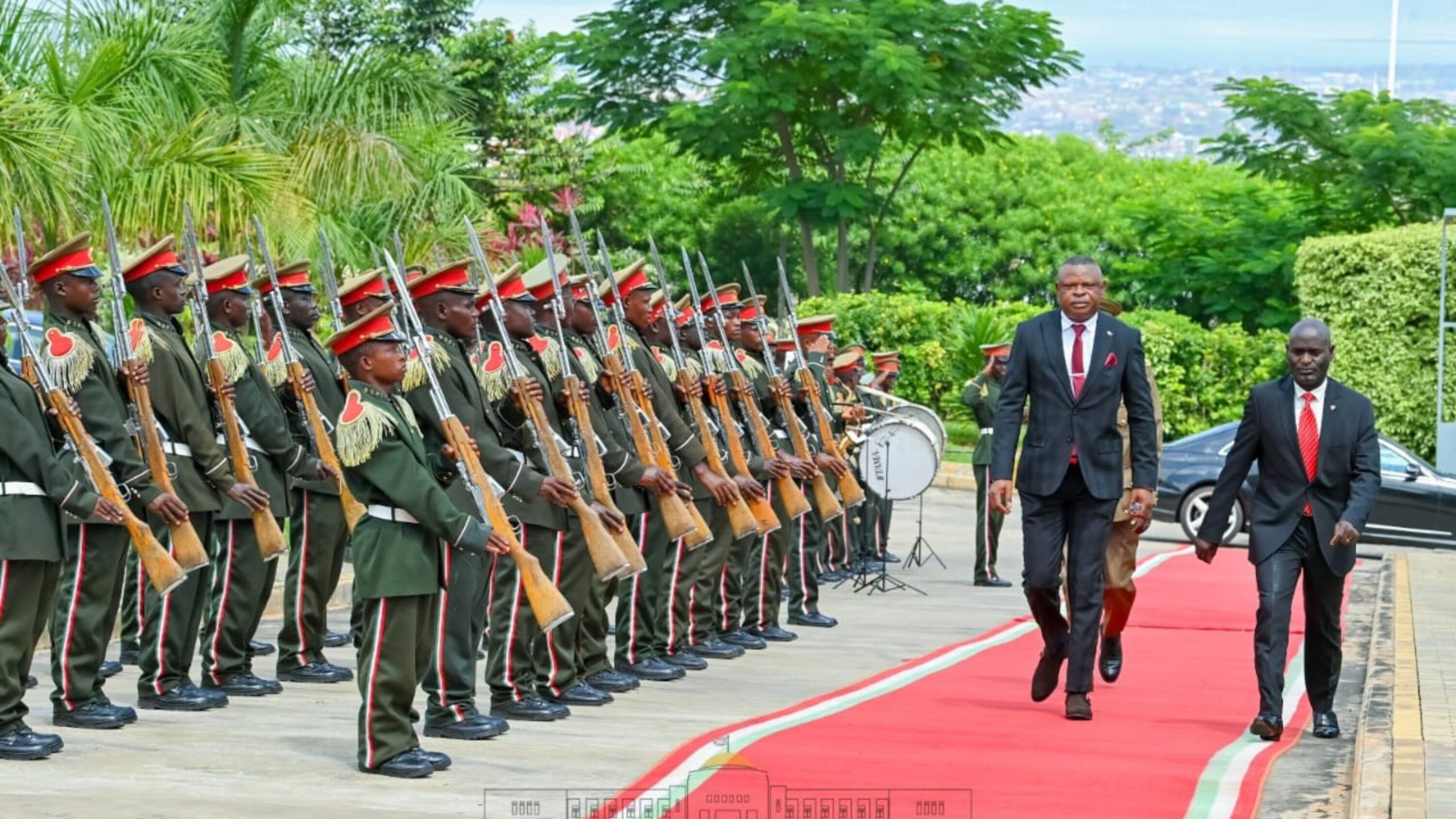 Lambassadeur Willy Mulunda photographie a la presidence du Burundi lors de la presentation de ses lettres de creance au president Evariste Ndayishimiye 3800x2138 c