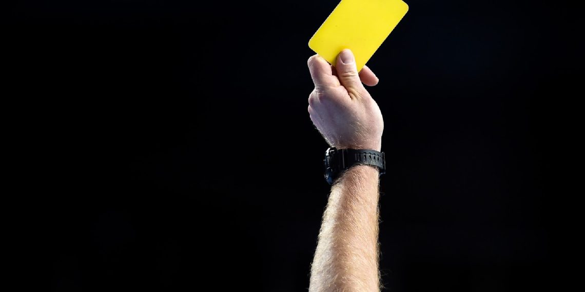 Ukraine: Umukinnyi yahanwe azira kuvugira ikirusiya mu kibuga 22 Referee shows yellow card 1140x570 1