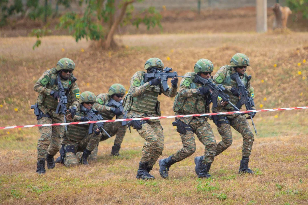 soldiers from the rwanda defence force rdf training with v0