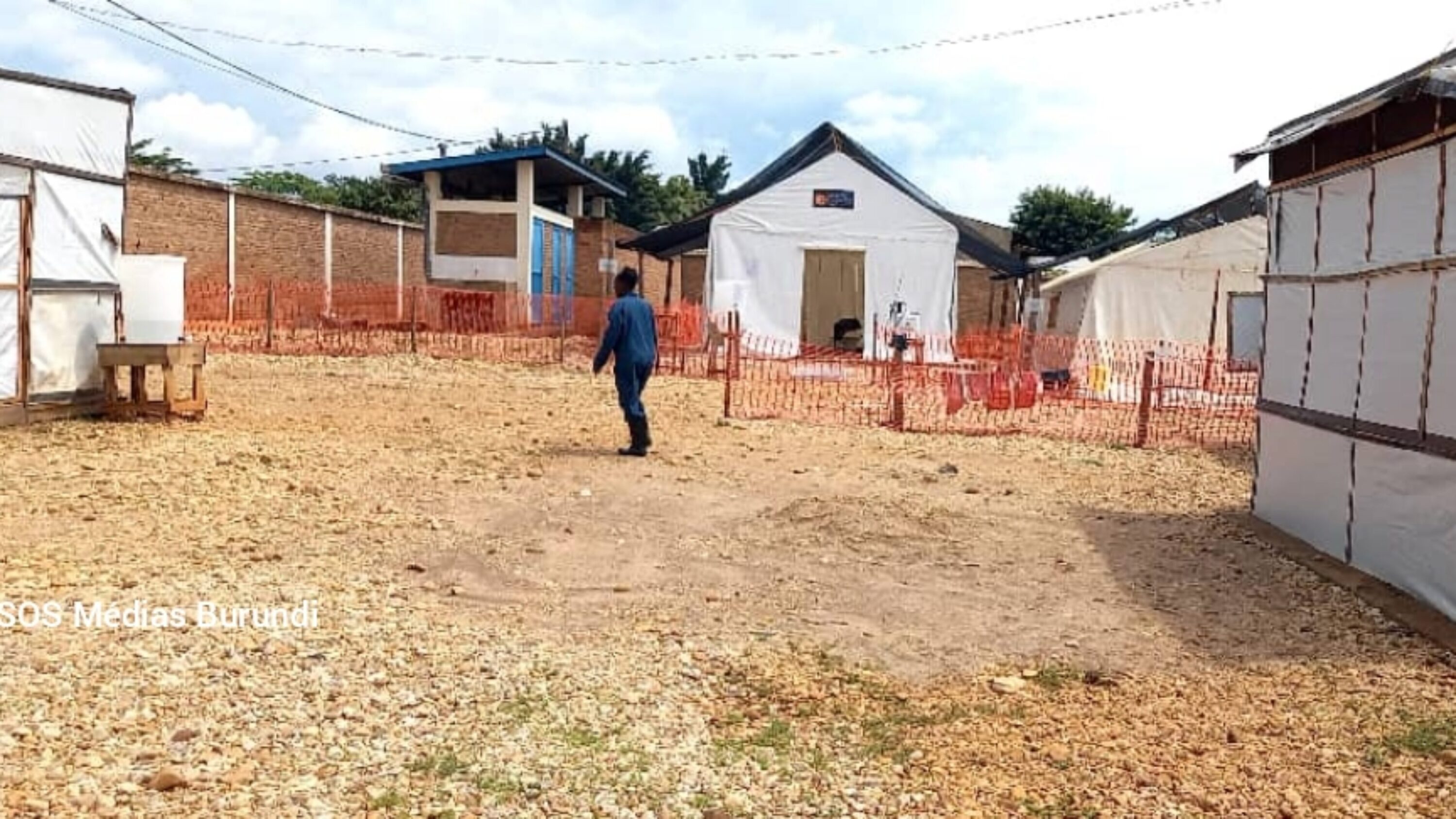 Au centre de traitement du cholera a Rugombo un homme se deplace sous la surveillance des soignants dans une region du nord ouest du Burundi touchee par lepidemie 3800x2138 c