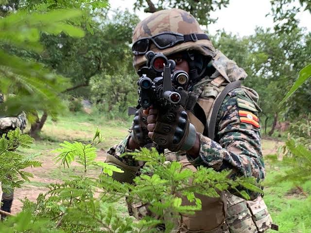 Yigize umusirikare wa UPDF ndetse aniha ipeti rya Majoro 5 images 3 1