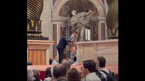 Yanyaye kuri Alitari ya Bazilika ya Mutagatifu Petero ubwo hasomwaga misa 16 97d90dcd13b16d7f0fb56f56a87d1a46fa6bdc7912a5659ba17aafaab0085e5b