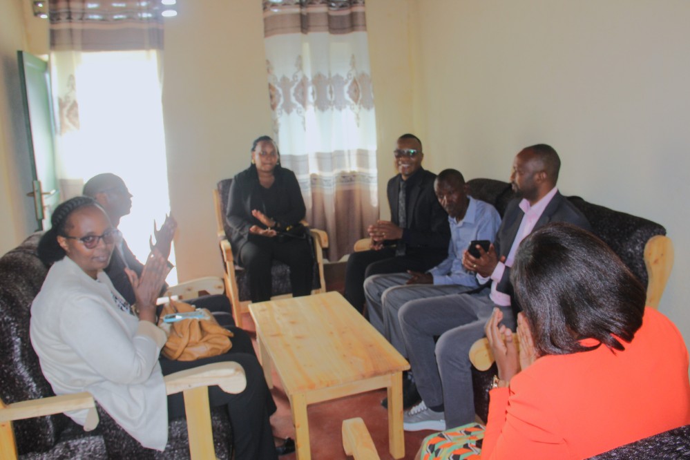 Nyanza: Abahesha b’Inkiko b’Umwuga bashyikirije inzu nshya uwacitse ku icumu rya Jenoside yakorewe Abatutsi 14