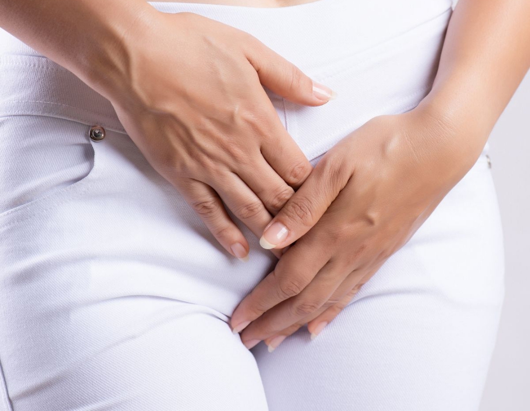 Uko waca ukubiri no kugira impumuro mbi mu gitsina 16 8 Midsection Of Woman Hands Over Vagina While Standing Against White Background 1
