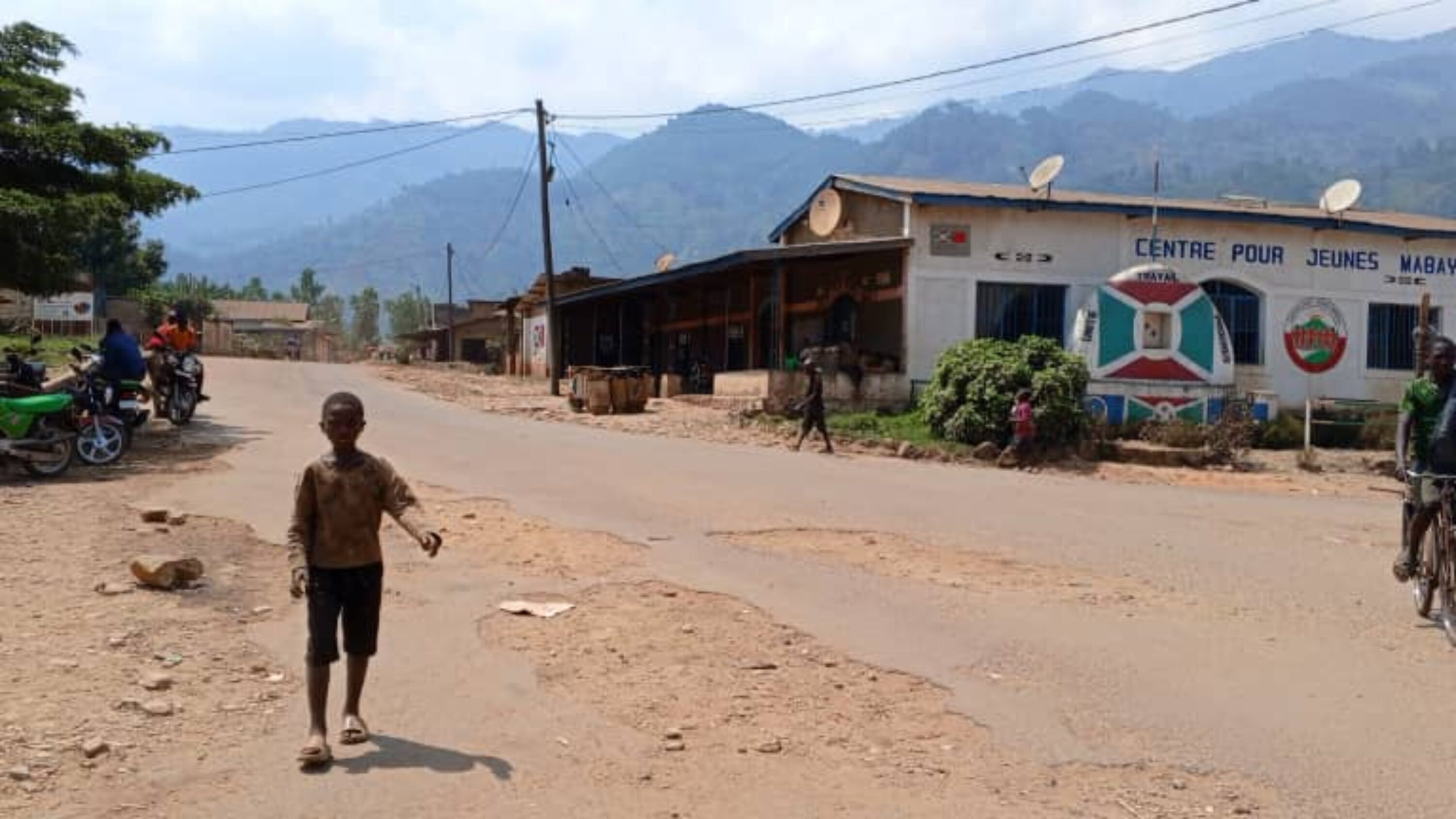 Un centre de negoce a Mugina ou deux hommes dont un representant collinaire ont ete arretes par des agents du SNR accompagnes des Imbonerakure 3800x2138 c