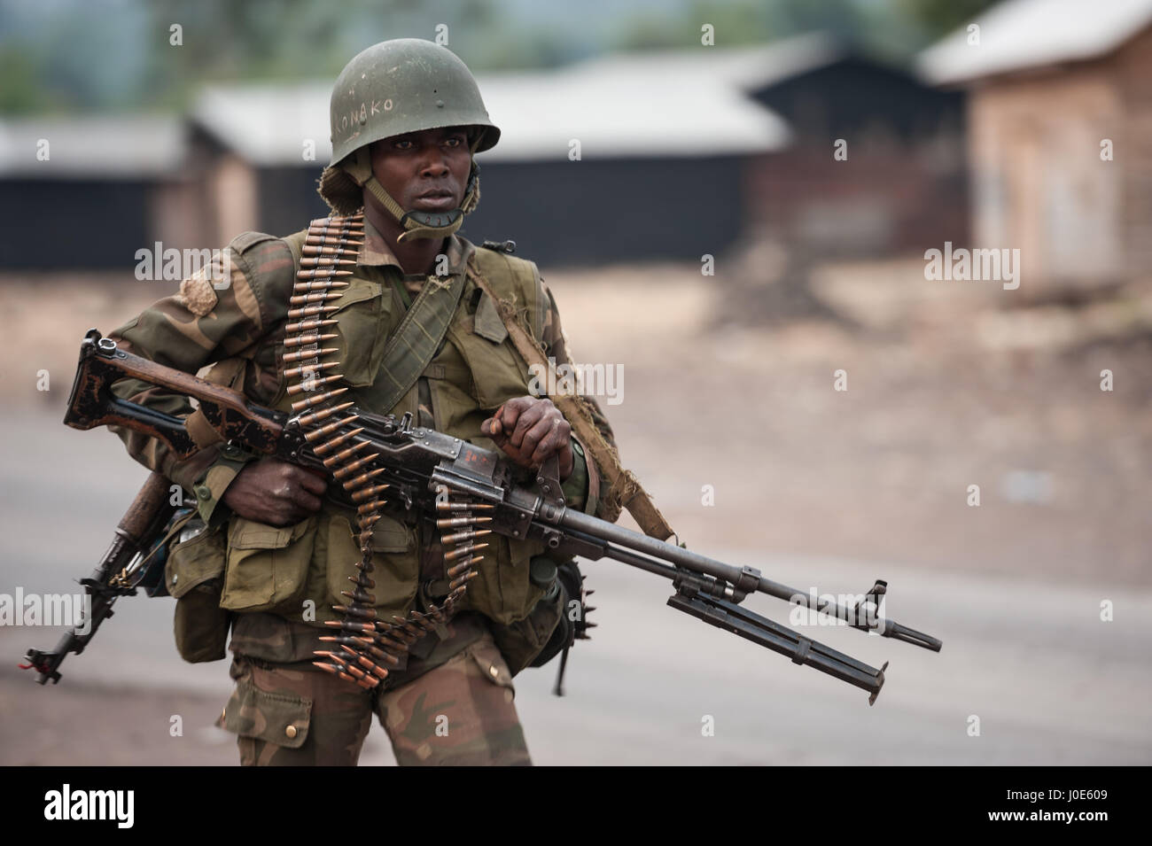 un soldat des fardc au cours d operations contre la milice m23 pres de goma est de la republique democratique du congo rdc j0e609