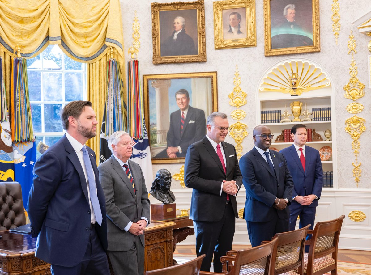 Perezida Kagame yagiranye ibiganiro na Trump (Amafoto) 27 2025 12 04 23 36 09 3