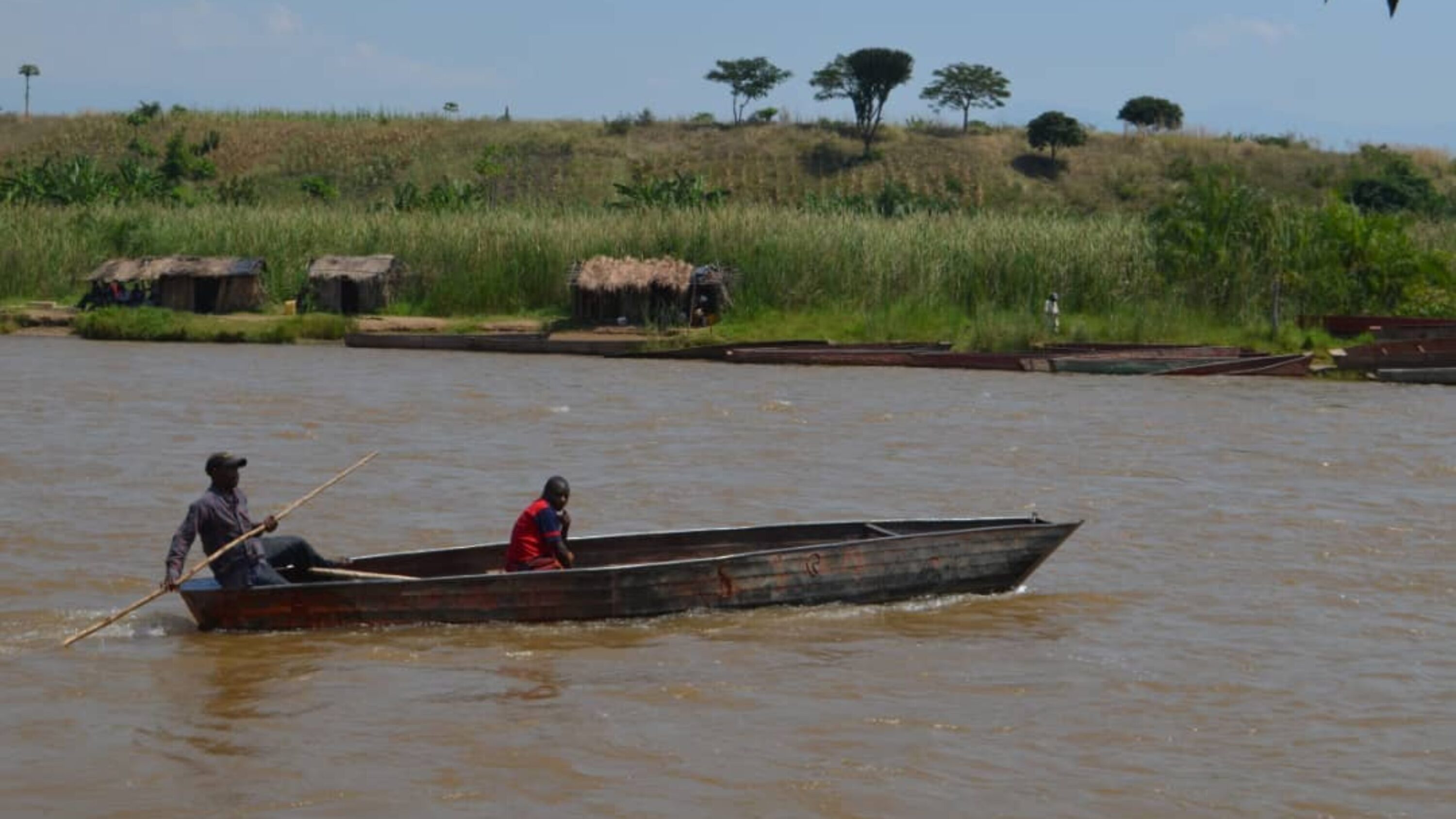 Deux hommes sur une barque dans la riviere Rusizi non loin de lendroit ou le corps sans vie de Joseph Kariyo a ete retrouve 3800x2138 c