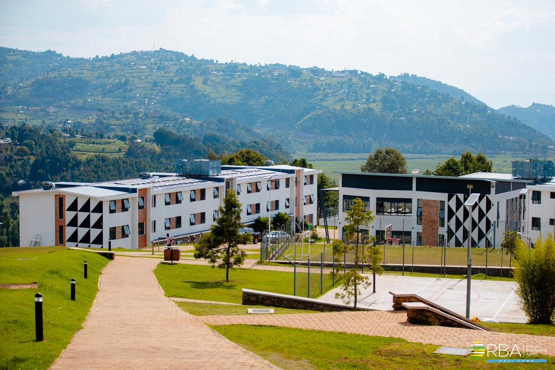 Jeannette Kagame yitabiriye umuhango wo guha impamyabumenyi 78 basoje amasomo y'ubuvuzi muri UGHE 3 G bSVdUXEAAGVRc