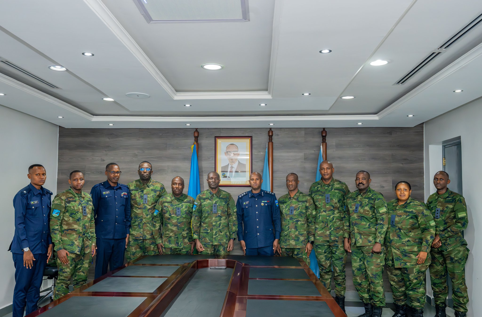 Brig. Gen. Godfrey Gasana yahererekanyije inshingano na Col. Gatsinzi 9 G m16FKWoAAPaml