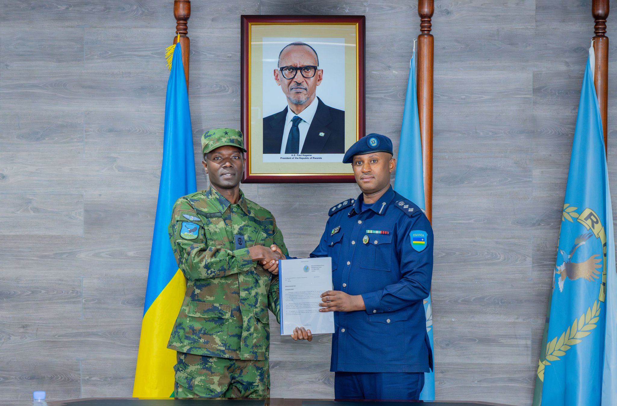 Brig. Gen. Godfrey Gasana yahererekanyije inshingano na Col. Gatsinzi 12 G m16FPWsAAuEu9