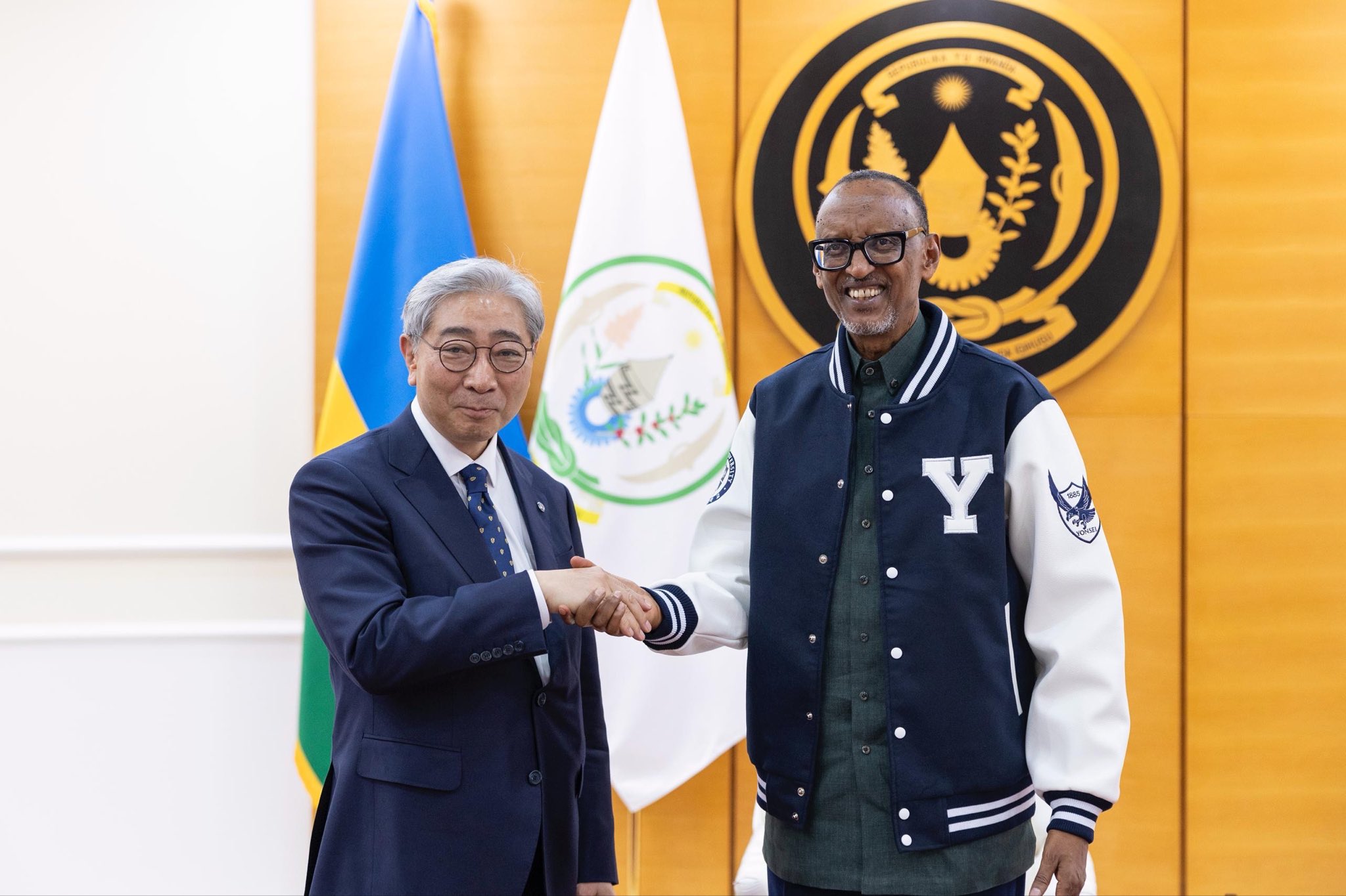 Perezida Kagame yakiriye Prof. Dong-Sup Yoon uyobora Kaminuza ya Yonsei 5 G rHA13WoAA8nkN