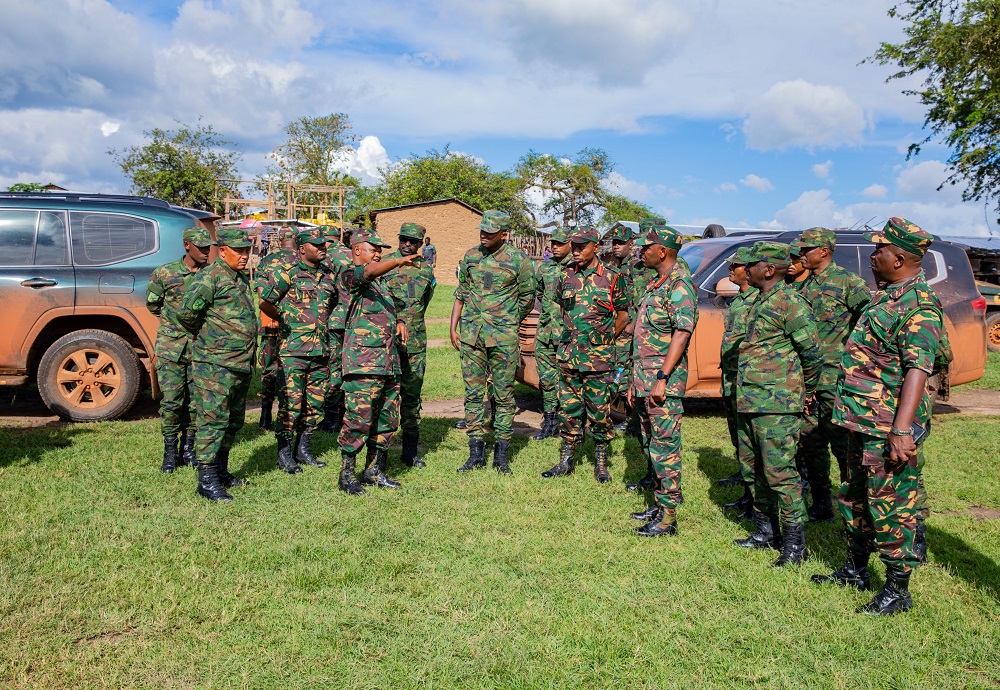 Abayobozi b'Ingabo za RDF na TPDF zikorera ku mipaka bateraniye muri Tanzania 9 HENXFrfXoAImZg4
