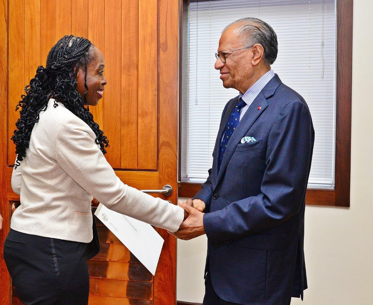 Maurtius: Minisitiri Nkulikiyinka akomeje ingendo zigamije gushakira amajwi Mushikiwabo 10