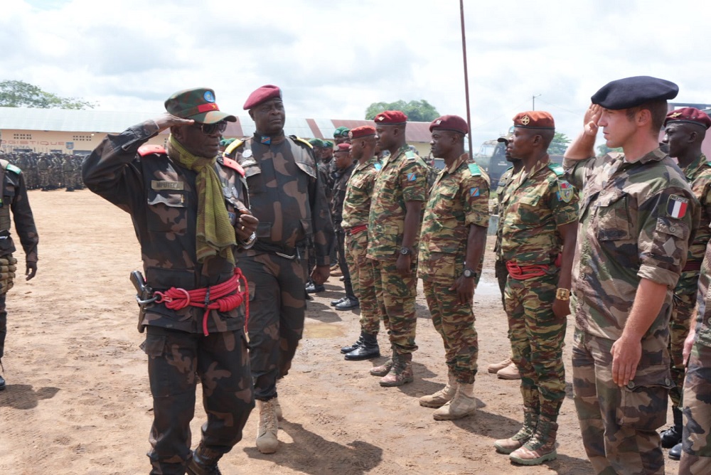 Abasirikare 715 ba FARDC basoje imyitozo yo kurwanira mu ishyamba bahabwaga n'u Bufaransa 12 HErB96oaYAQmJgh