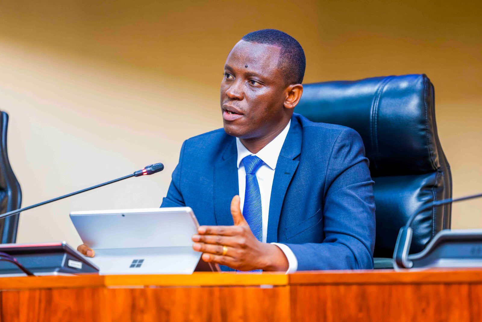 Minisitiri Habimana yahaye abasenateri ikiganiro kuri politiki y’igihugu y'umuganda 43 HEvd8wHXwAAlOEs